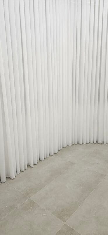 ucuz tul: Bu dəst tünd bənövşəyi rəngli iki qalın pərdədən və ortada yerləşən ağ — 11