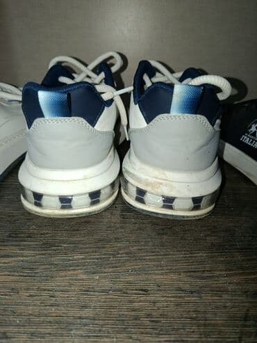 ağ sandallar: Idman ayaqqabısı 44 razmer - Rəng: ağ–tünd mavi (narıncı detallar) - — 3