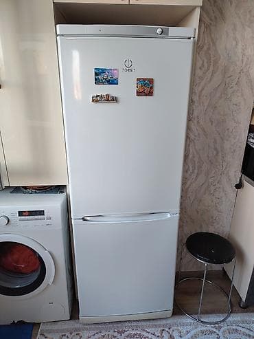 ssd satilir: Indesit iki qapılı soyuducu - Rəng: ağ, şaquli dizayn - Üst kamera – — 1