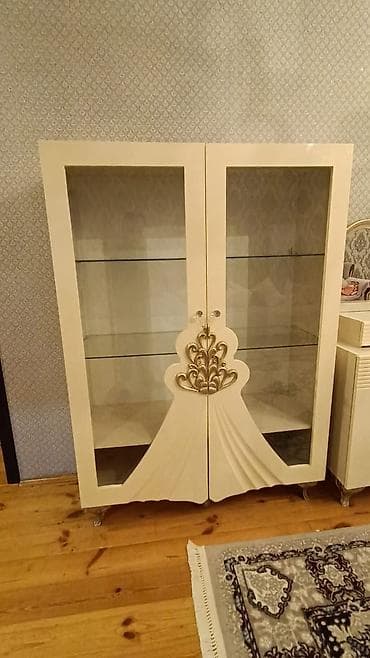 taxta doseme: Qonaq otağı üçün klassik üslubda mebel dəsti Tərkibi: - İki qapılı — 5