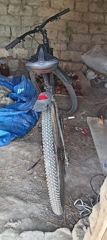 Dağ/şosse tipli velosiped - Rəng: qara, qırmızı detal və loqo -
