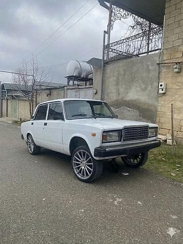 VAZ 2107 sedan – klassik dizaynlı, ağ rəngdə. - Kuzov: 4 qapılı