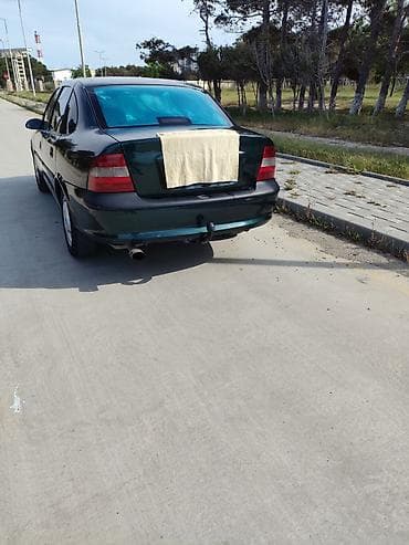 lezva diskler: Opel Vectra B sedan – tünd yaşıl rəng, 4 qapı, 5 yerlik rahat salona — 5