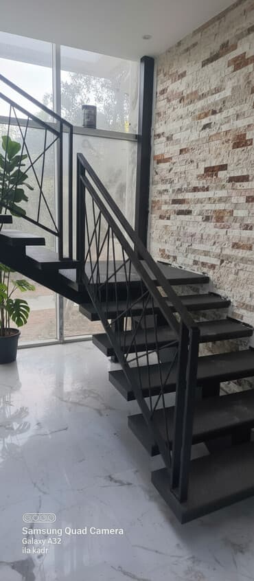 Qara metaldan hazırlanmış, müasir üslubda pilləkən. Pilləkənlər daxili