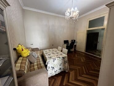 9 mkr kohne binalar: Mərkəzdə yerləşən küçə səviyyəli obyekt/menzil. Tarixi binanın birinci — 8