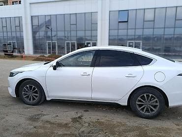 BYD Qin Plus DM-i sedan – ağ rəng, aerodinamik liftbek kuzovlu hibrid