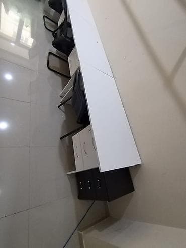 parket laminat: Ofis üçün uzun iş masası komplekti - Rəng: ağ masaüstü, ağ çekmecə — 2