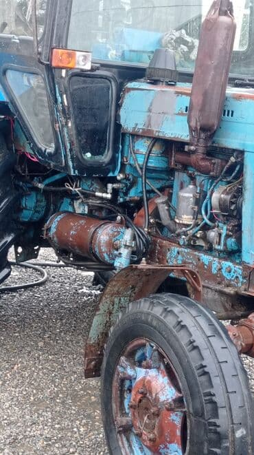 təkər traktor: Belarus MTZ tipli traktor - Korpus: kabinəli, mavi-qara rəng sxemi — 3