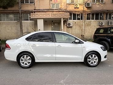pm antena: Volkswagen Polo Sedan – ağ rəng, 4 qapı, kompakt və iqtisadi şəhər — 4