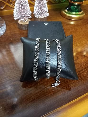 Dəstə daxildir: Boyunbağı, Gümüş