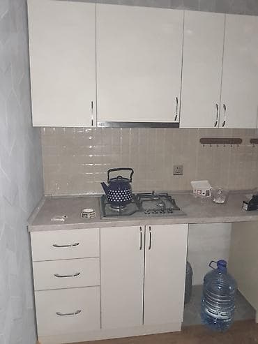 Mətbəx mebeli dəsti – L şəklində, açıq krem rəngli fasadlar və metal — 1