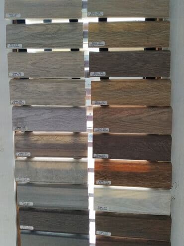 Müxtəlif rənglərdə və fakturalarda laminat panelləri nümunələri. Bu