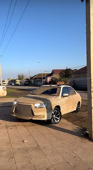 xrom diski: Ağ rəngli sedan, geniş kuzovlu və tam vizual tüninqli. Xüsusiyyətlər — 8