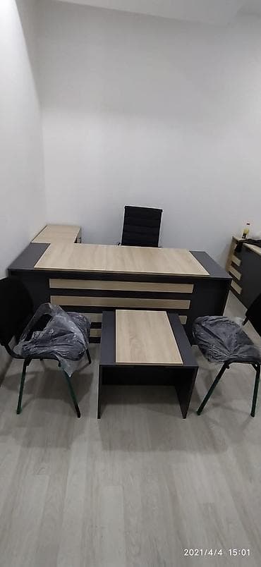 Yeni, Müdir üçün, Künc masa