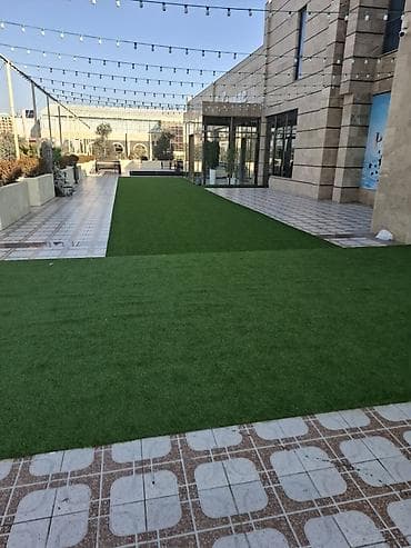 Süni ot örtüyü – terras, kafe/veranda, eyvan, həyət, pilləkən və — 1