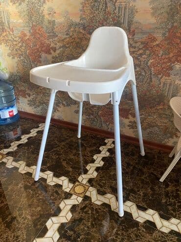 Uşaq yemək stulu – ağ rəngdə, yüngül və praktik model. Xüsusiyyətlər