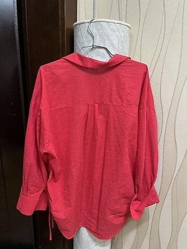 Şəxsi əşyalar: Qadın köynəyi – oversize kəsim, parlaq qırmızı rəng. - Model: düyməli — 2