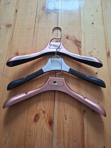 Paltar asqıları dəsti - Model: iki fərqli tip. - Rənglər: metalik — 2