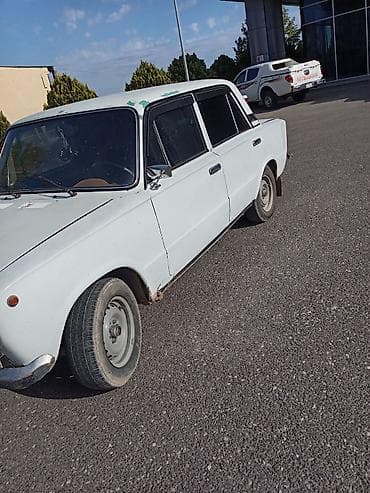 ağ niva: VAZ 2101 “Jiquli” sedan - Kuzov: klassik 4 qapılı sedan, ağ rəng - Ön — 4