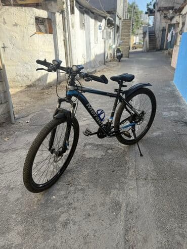asma mühərrikli velosiped nədir: 29 olculu Merach dağ velosipedi, qara rəngdə və mavi detallarla — 1