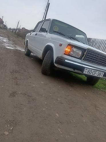 masin tekerleri: VAZ 2107, ağ rəng, 4 qapılı sedan. Xüsusiyyətlər: - Mexaniki sürətlər — 2