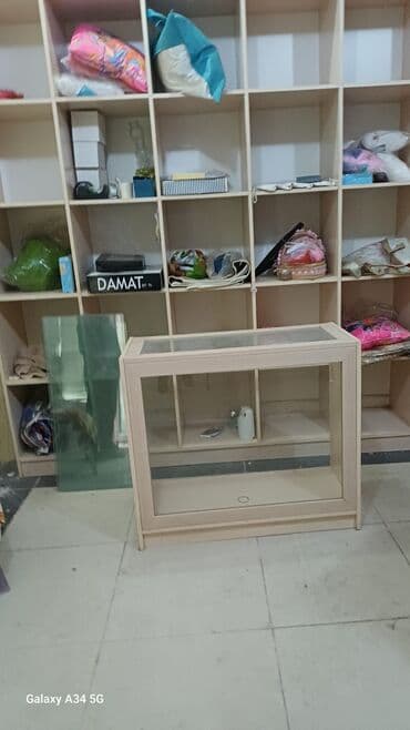 6 eded şüşəli vitrin. 90×90 ortasi 2 lay şüşədi Qiymet 1 ededi 50 azn