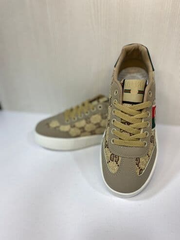 beqa üçün qadın krossovkaları: Bej rəng palitrasında şık kişi/kadın krossovkası. Üzərində monoqram — 5