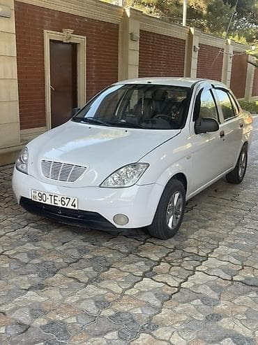 Ağ rəngli sedan, 4 qapı, kompakt ölçü və şəhər üçün qənaətcil həll