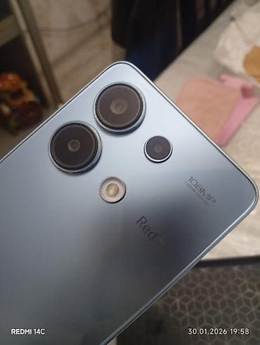 Redmi smartfon – buz-mavi rəngli, zərif düz kənarlı korpus, arxa