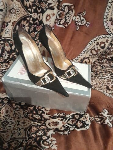 женские балетки с перфорацией: Qadın klassik tufliləri - Rəng: qara - Model: sivri burunlu, nazik — 2