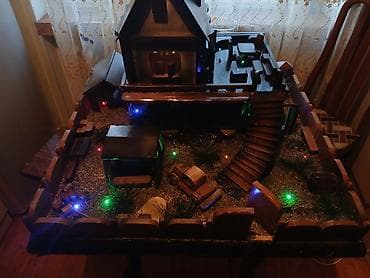 ev saati modelleri: Əl işı ilə hazırlanmış dekorativ maket – həyətli ev kompozisiyası - — 2