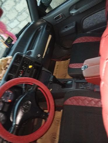 avtobus satilir: Toyota RAV4, birinci nəsil, qırmızı rəng. Ön hissədə Toyota loqolu — 3