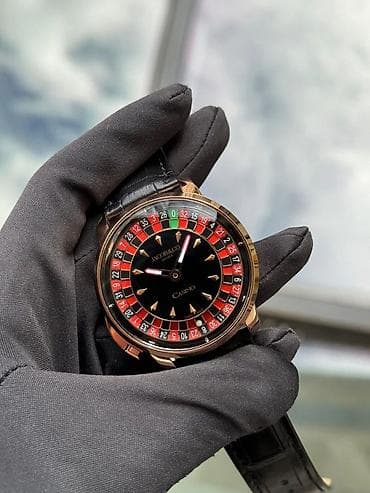 Dəyirmi formalı korpusu, qızılı çəhrayı rəngli detalları və qara dəri