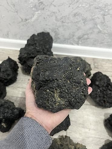 dekor soba: Vulkanik lava daşları dekorativ Təbiiqara rəngli lava parçaları ovuc — 2