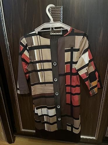 40 razmer Qadın paltarı – rəngli qrafik naxışlı - Model: Diz