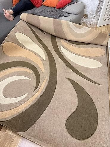 xalcalarin satisi: 2 dene eyni olcude 2nin 3 e xalcalar satilir ucuzdur.Qalinligi — 2