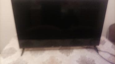 mini televizor: TCL LED televizor - Təxminən 32–40 düymlük ekran (ölçü vizual olaraq — 4