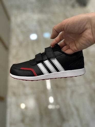 Детский мир: Adidas Uşaq idman ayaqqabısı - Rəng: qara üst, ağ zolaqlar, qırmızı — 1
