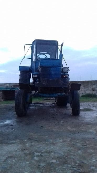 lada vaz priora: Mavi rəngli təkərli kənd təsərrüfatı traktoru. Xüsusiyyətlər: - — 3