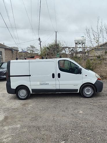 reno: Renault Trafic yük furgonu - Korpus: ağ rəng, ikitərəfli sürgülü yan — 3