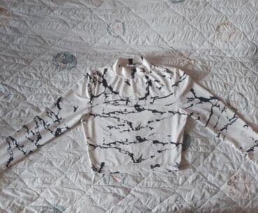 qış qadın koftaları: Qadın uzunqol bluz - Rəng: ağ fon üzərində qara “mərmər” naxışlı print — 1