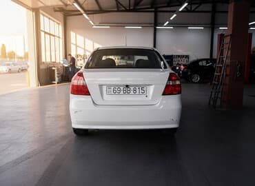 ravon r4 arenda: Ağ rəngli 4 qapılı sedan Xüsusiyyətlər: - Kuzov: kompakt sedan, ağ — 1