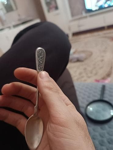 sergiden sekiller: Gümüş qaşıqlar dəsti 3 ədəd çay qaşığı 3 ədəd limon qaşığı 1 ədəd — 7