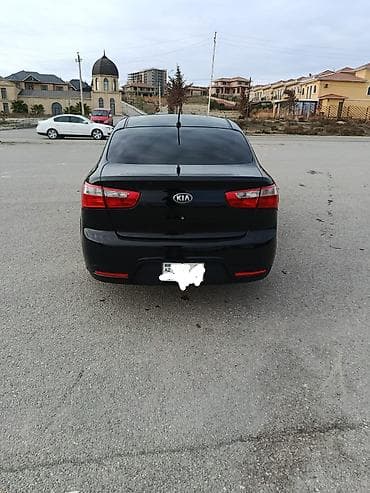 ən ucuz maşınlar: Kia Rio sedan – qara rəng mexanikadi Kuzov: 4 qapılı sedan Mühərrik — 2