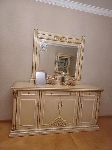 dekor ref: Klassik üslubda qonaq otağı üçün mebel dəsti Tərkib: - Şüşəli vitrin — 2