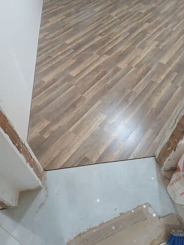 Qida məhsulları: Məhsul: Laminat döşəmə - Rəng və tekstura: Təbii palıd tonlarında — 1