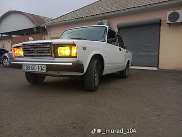 VAZ 2107, ağ rəng, sedan gövdə. Klassik kvadrat dizaynlı ön radiator