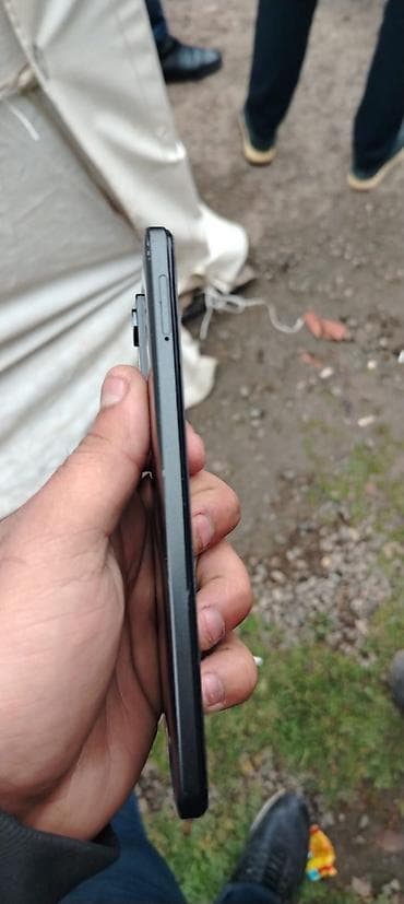 s21 ikinci el: Smartfon – qara rəng, düz kənarlı korpus, ön kameraya görə mərkəzdə — 3