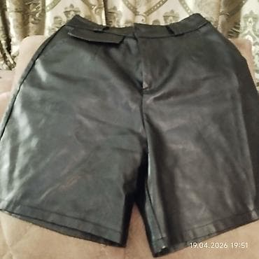 Qadınlar üçün qara dəri şort - Material: dəri (parlaq, hamar faktura)