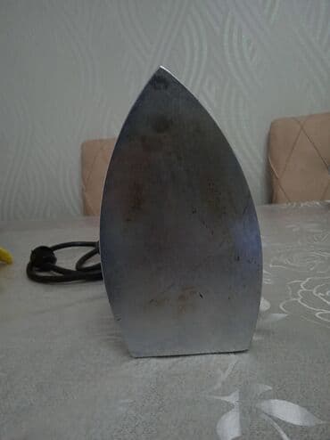 Ütülər və buxarlayıcılar: Klassik elektrik ütüsü. - Material: metal korpus, polad bazaya malik — 2